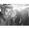 Justin Bieber é beijado por modelo Yovanna Ventura e tira foto com amigos em seu aniversário de 21 anos