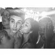  Justin Bieber &eacute; beijado por modelo Yovanna Ventura e tira foto com amigos em seu anivers&aacute;rio de 21 anos 