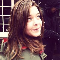 Sasha Pieterse, de "Pretty Little Liars", aparece com novo visual e fãs especulam na web