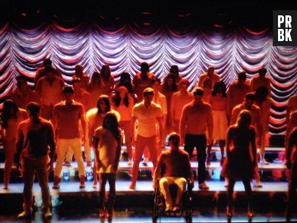 Em "Glee", a última cena terminou com a galera toda agradecendo no escuro