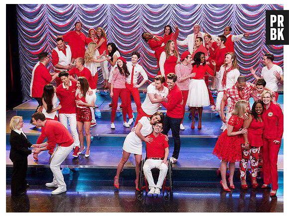 O elenco de várias temporadas de "Glee" cantou na performance final