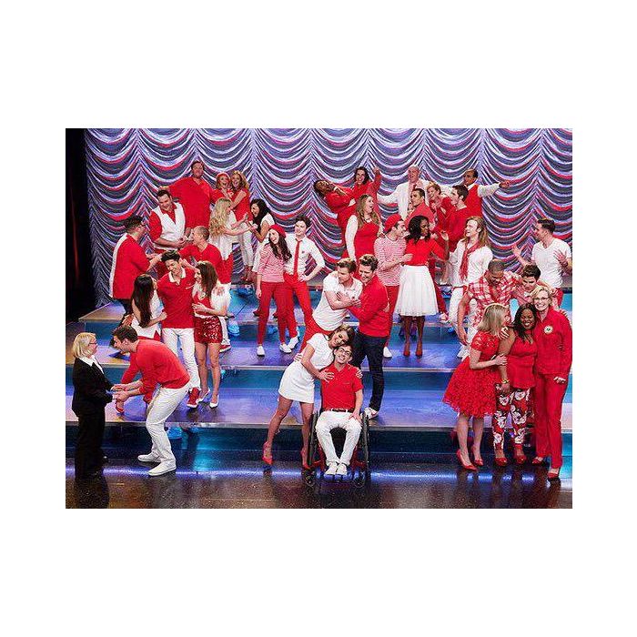  O elenco de v&amp;aacute;rias temporadas de &quot;Glee&quot; cantou na performance final 