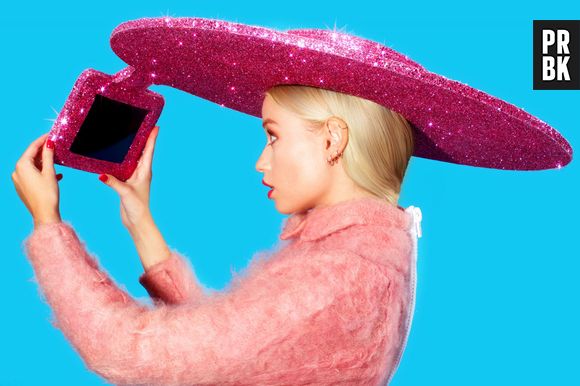 Que tal esse chapéu bem estiloso para tirar selfies perfeitas com um tablet? 