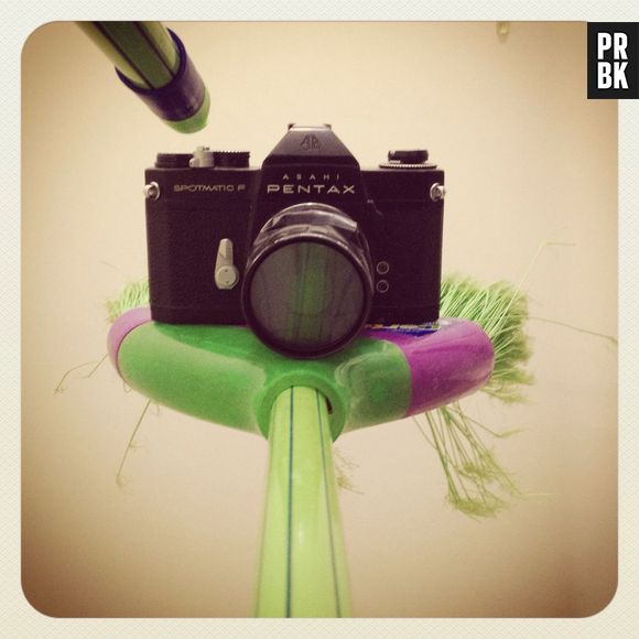 Na falta de um "pau de selfie", uma vassoura pode dar uma ajudinha