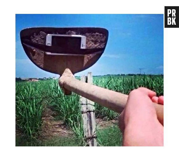 Tá trabalhando na roça e quer registrar o momento? É só pegar a enxada para substituir o "pau de selfie"