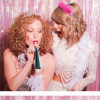 Taylor Swift faz festa surpresa para amiga e conta com presença de Hayley Williams do Paramore