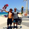 Sempre acompanhado de amigos, o ator Rafael Vitti manda bem nas manobras de skate