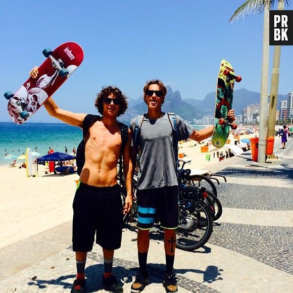Sempre acompanhado de amigos, o ator Rafael Vitti manda bem nas manobras de skate