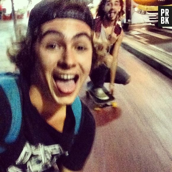 Quem nunca tirou aquela selfie andando de skate, que nem o Rafael Vitti da novela "Malhação"?