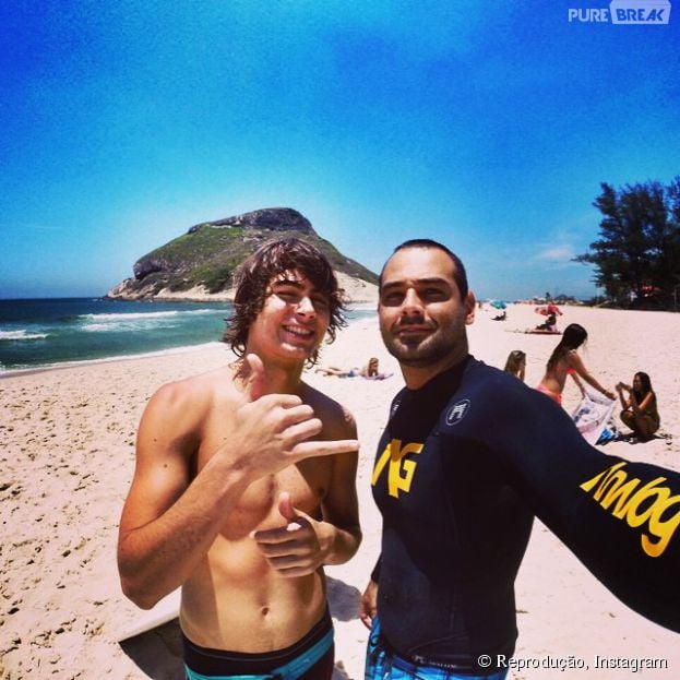 Entre uma onda e outra, Rafael Vitti posa para uma foto no Instagram