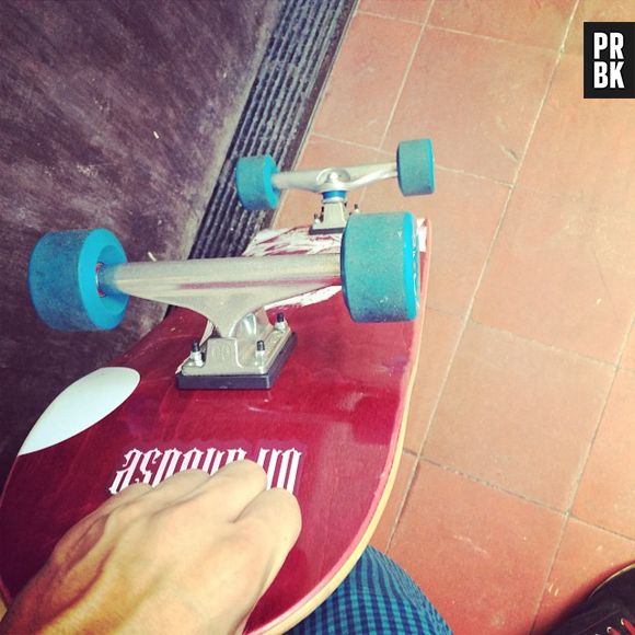 Rafael Vitti, da novela "Malhação", posta foto de um de seus skates favoritos no Instagram