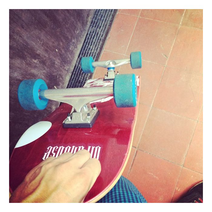  Rafael Vitti, da novela &quot;Malha&amp;ccedil;&amp;atilde;o&quot;, posta foto de um de seus skates favoritos no Instagram 