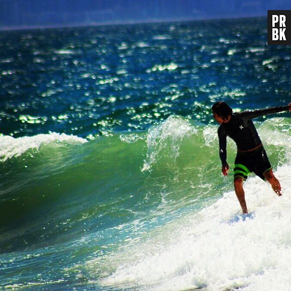 Rafael Vitti, de "Malhação", é fotografado surfando e publica resultado do clique para seus seguidores no Instagram