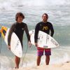 Rafael Vitti se diverte na praia com sua prancha de surf, durante folga das gravações de "Malhação"