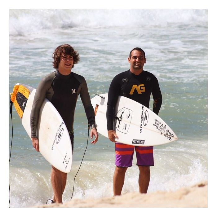  Rafael Vitti se diverte na praia com sua prancha de surf, durante folga das grava&amp;ccedil;&amp;otilde;es de &quot;Malha&amp;ccedil;&amp;atilde;o&quot; 