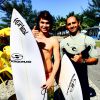 Rafael Vitti posa com amigo antes de cair na água e surfar muito