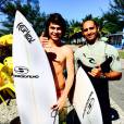 Rafael Vitti posa com amigo antes de cair na &aacute;gua e surfar muito 