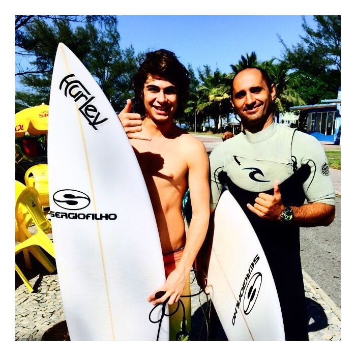  Rafael Vitti posa com amigo antes de cair na &amp;aacute;gua e surfar muito 