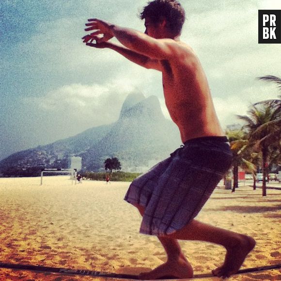 Rafael Vitti, o Pedro "Malhação", arrasa no slackline (reparem no cabelo curtinho do ator. Own!)