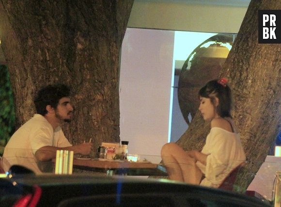 Apesar de negarem que estão namorando, Caio Castro e Maria Casadevall foram clicados em uma maior clima de romance em um restaurante na Barra da Tijuca, Zona Oeste do Rio nesta quinta-feira (28)