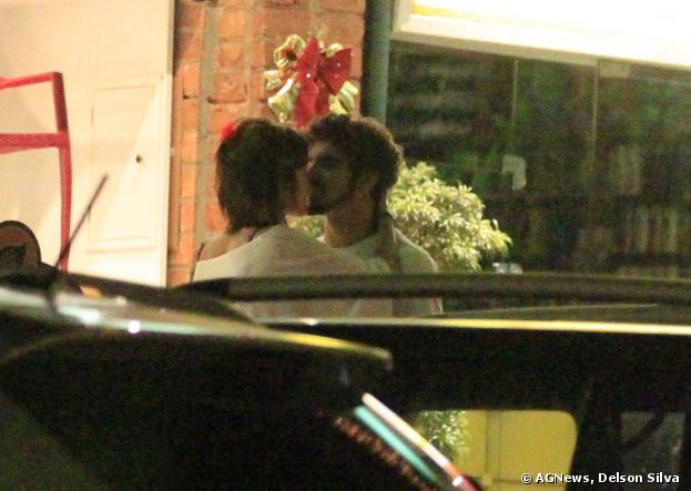 Caio Castro e Maria Casadevall se beijam na frente de um restaurante na Barra da Tijuca, Zona Oeste do Riio, na noite desta quinta-feira, 28 de novembro 2013