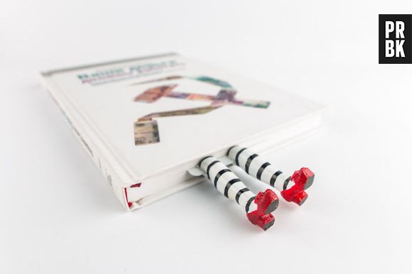 Será que é um personagem querendo sair ou um marcador de livro criativo?