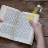 Esse marcador de livro dá uma ajudinha se você tiver lendo no escuro