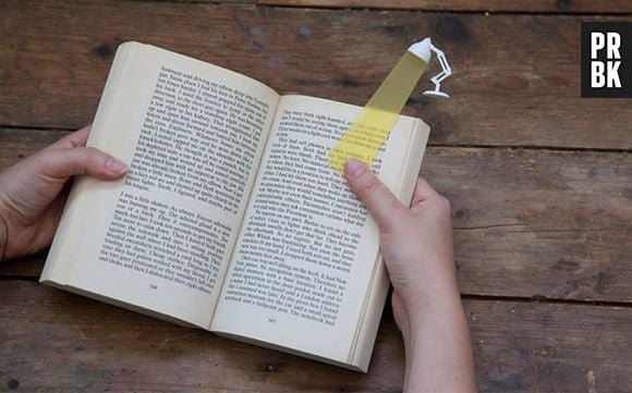 Esse marcador de livro dá uma ajudinha se você tiver lendo no escuro