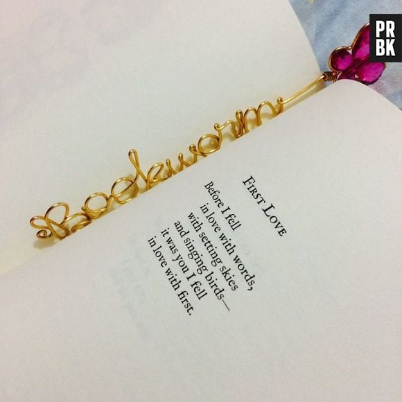 Pra quem gosta de ostentar até nos livros, esse marcador é banhado a ouro