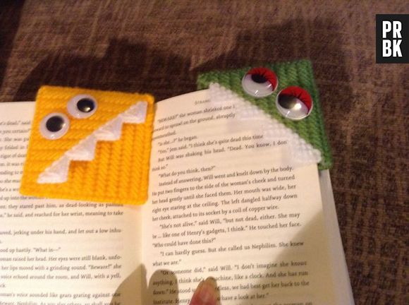 Já esse marcador de livro super criativo ajuda o livro não ficar com aquelas orelhas nas páginas