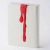 Não está escorrendo sangue desse livro que provavelmente deve ser de terror, é apenas um marcador