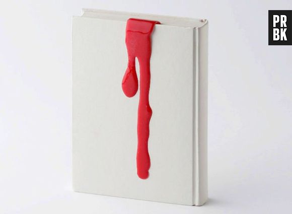 Não está escorrendo sangue desse livro que provavelmente deve ser de terror, é apenas um marcador