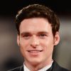Richard Madden não é tão diferente de Robb Stark de "Game of Thrones", mas quando tira a barba parece outra pessoa.