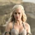  Daenerys Targaryen (Emilia Clarke) &eacute; a rainda de "Game of Thrones" e com a ajuda de seus drag&otilde;es n&atilde;o sobre pra ningu&eacute;m! 