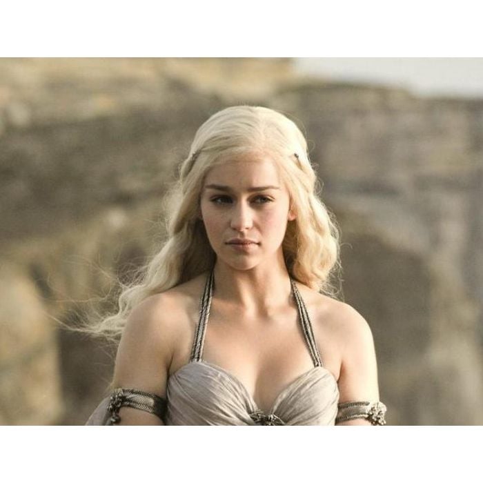  Daenerys Targaryen (Emilia Clarke) &amp;eacute; a rainda de &quot;Game of Thrones&quot; e com a ajuda de seus drag&amp;otilde;es n&amp;atilde;o sobre pra ningu&amp;eacute;m! 