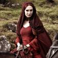  Melisandre (Carice Van Houten) tem uma apar&ecirc;ncia palida e antiga que causa um certo frio na barriga em "Game of Thrones" 