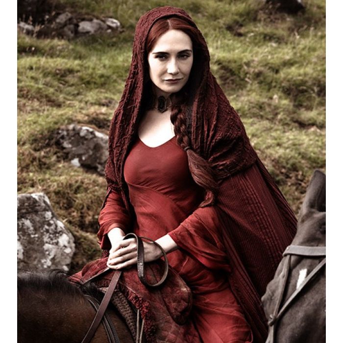  Melisandre (Carice Van Houten) tem uma apar&amp;ecirc;ncia palida e antiga que causa um certo frio na barriga em &quot;Game of Thrones&quot; 