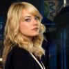 Emma Stone fez muito sucesso sendo ruiva, mas loira até que serve direitinho para viver a filha caçula do seriado "Três é Demais"