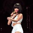 Selena Gomez usa peruca durante apresentação no festival Kiss FM Jingle Ball, na última segunda-feira (2)