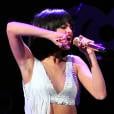 A cantora Selena Gomez exibiu "novo" visual ao usar peruca em apresentação