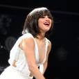 Selena Gomez usa peruca durante apresentação no festival Kiss FM Jingle Ball, na última segunda-feira (2)