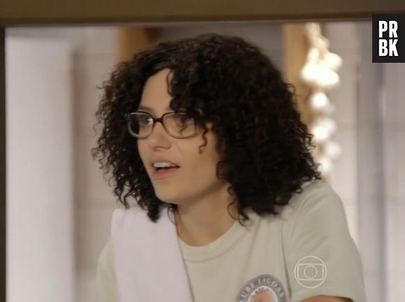 Scarlett (Monica Iozzi) se escondia no papel de Cidinha em "Alto Astral", da Globo