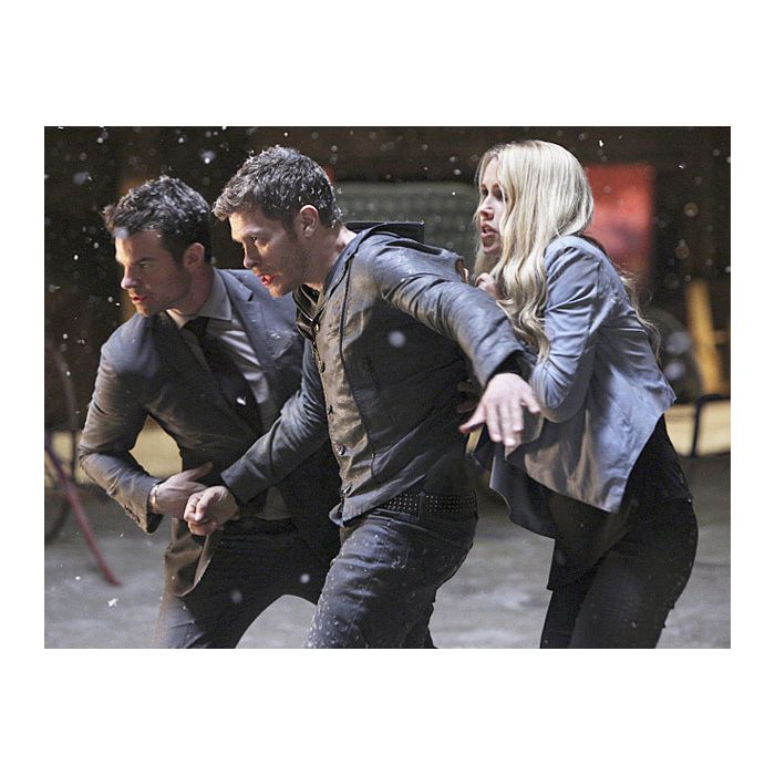 A primeira imagem de Claire Holt (Rebekah) no season finale de &quot;The Originals&quot; é ao lado s Joseph Morgan (Klaus) e Daniel Gillies (Elijah)