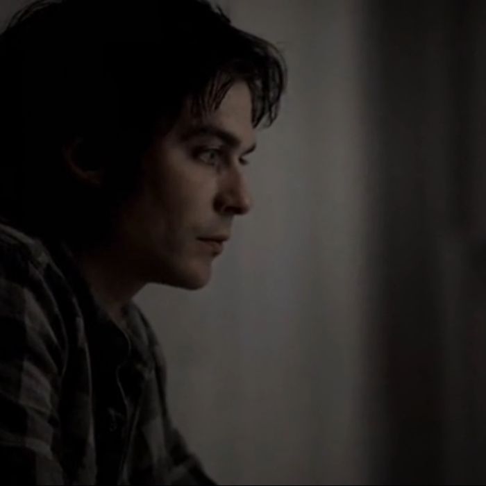 Em &quot;The Vampire Diaries&quot;, em um universo paralelo Damon (Ian Somerhalder) espera Elena (Nina Dobrev) bebendo em casa