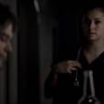 Damon (Ian Somerhalder) continua a beber até que Elena (Nina Dobrev) chega do hospital em "The Vampire Diaries"