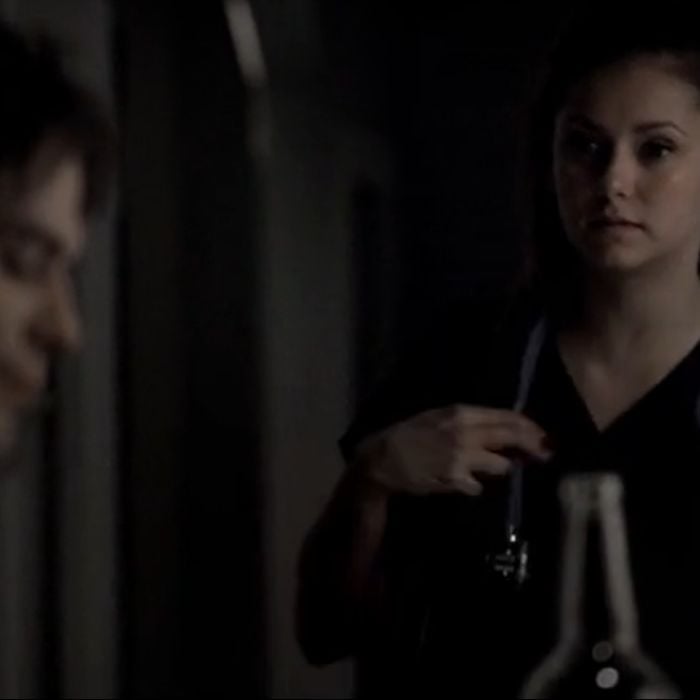 Damon (Ian Somerhalder) continua a beber até que Elena (Nina Dobrev) chega do hospital em &quot;The Vampire Diaries&quot;