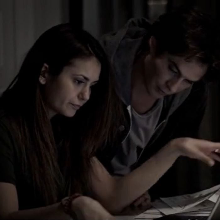 Em &quot;The Vampire Diaries&quot;, depois de alguns anos na realidade alternativa, Elena (Nina Dobrev) já se tornou médica e Damon (Ian Somerhalder) fica bêbado o tempo todo