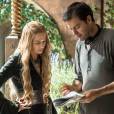 Lena Headey, a Cersei, passa o texto da personagem com um amigo nos bastidores de "Game of Thrones"