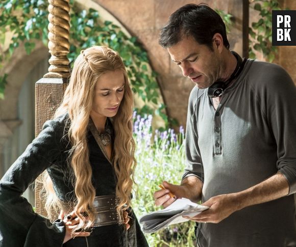 Lena Headey, a Cersei, passa o texto da personagem com um amigo nos bastidores de "Game of Thrones"