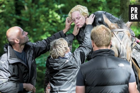 Gwendoline Christie, a Brienne, retoca a maquiagem de "Game of Thrones"